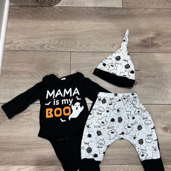 Adorable Halloween outfit for baby and monthly blocks - Picture 3 of 7
